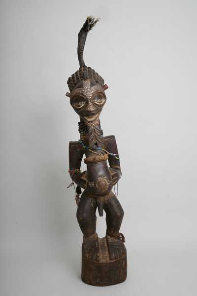 Songyé (statue), d`afrique : Rép.démoncratique du Congo., statuette Songyé (statue), masque ancien africain Songyé (statue), art du Rép.démoncratique du Congo. - Art Africain, collection privées Belgique. Statue africaine de la tribu des Songyé (statue), provenant du Rép.démoncratique du Congo., 985/27..statue masculine Songyé h113cm.h. +17cm.de corne .Bois à patine noire,des colliers de perles et un collier de boutons blancs, une clochette indigène,une grosse dent,des charges magiques dans la corne,le nombril et sur l